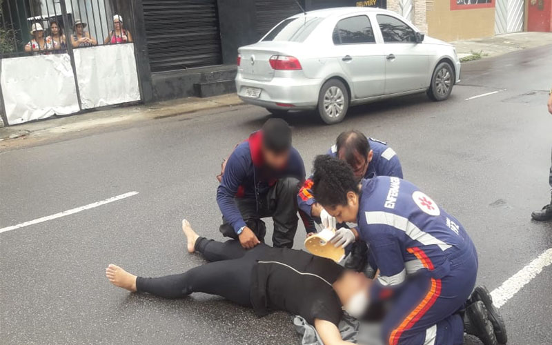 Mulher fica ferida em acidente com motocicleta em Manaus