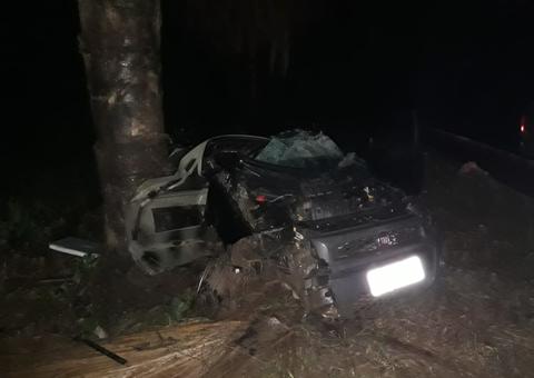 Guarda municipal morre após carro colidir em árvore na BR-174 