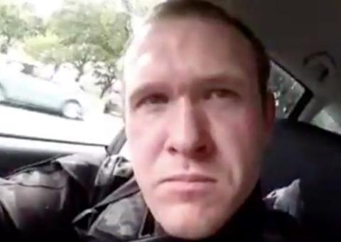 Atirador de massacre em mesquitas na Nova Zelândia vai responder por 50 homicídios