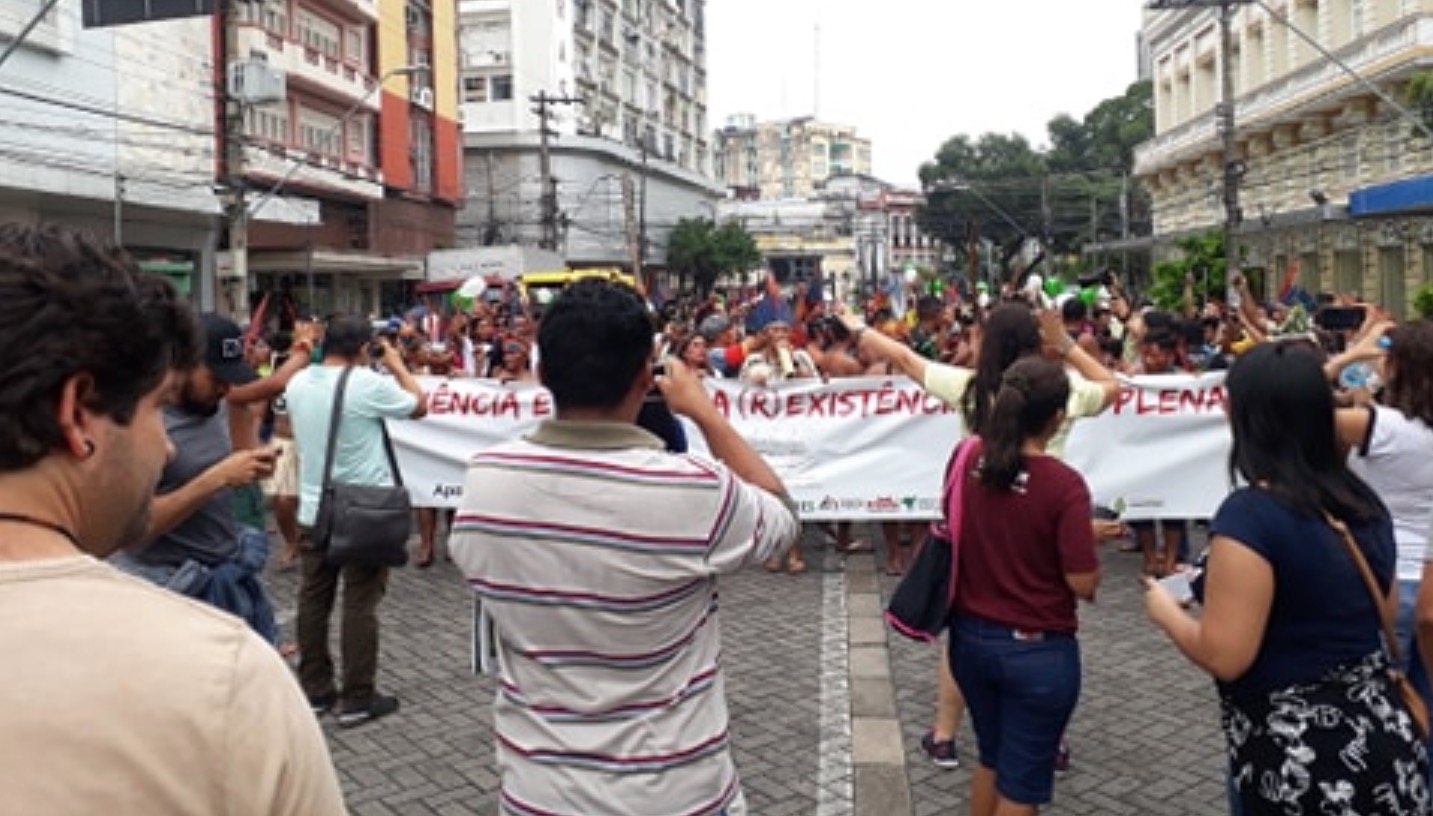 Indígenas realizam marcha no Centro de Manaus 