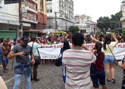 Indígenas realizam marcha no Centro de Manaus 