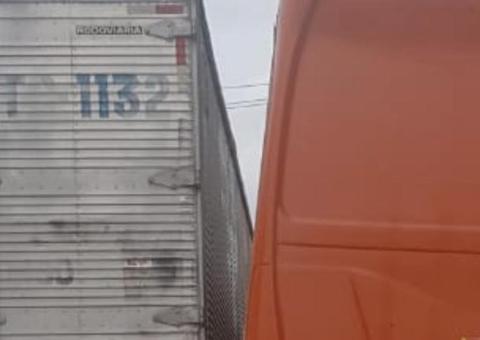 Trânsito fica caótico após acidente entre ônibus e caminhão em avenida de Manaus