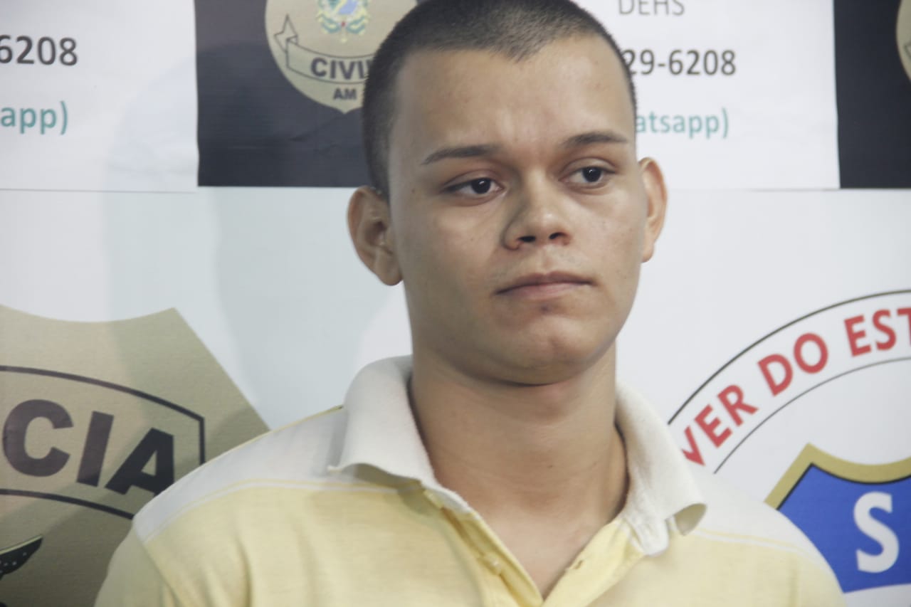 Suspeito de assassinar esposa com 20 facadas se entrega na delegacia em Manaus 