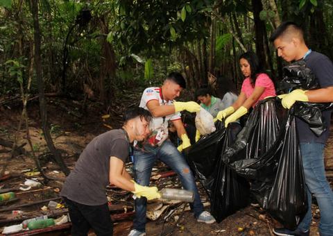 Voluntários retiram mais de uma tonelada de lixo no igarapé do Mindu