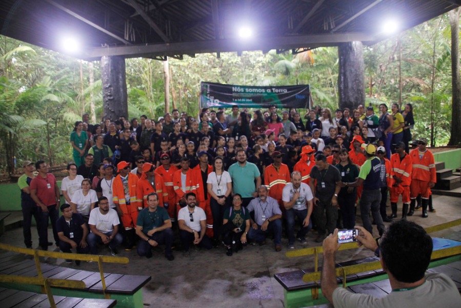 Voluntários retiram mais de uma tonelada de lixo no igarapé do Mindu