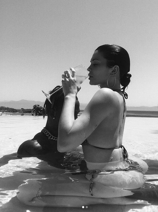 Kylie Jenner exibe foto picante de amasso com namorado na praia