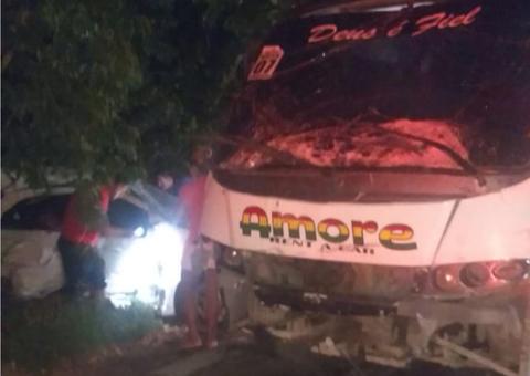 Grave acidente entre carro e microônibus deixa duas pessoas mortas em Manaus