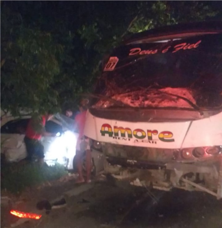 Grave acidente entre carro e microônibus deixa duas pessoas mortas em Manaus