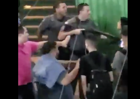 Policial empurra aluna com ponta de arma durante manifestação 