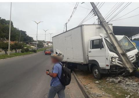 Sem freio, caminhão desce ladeira e derruba poste em avenida de Manaus