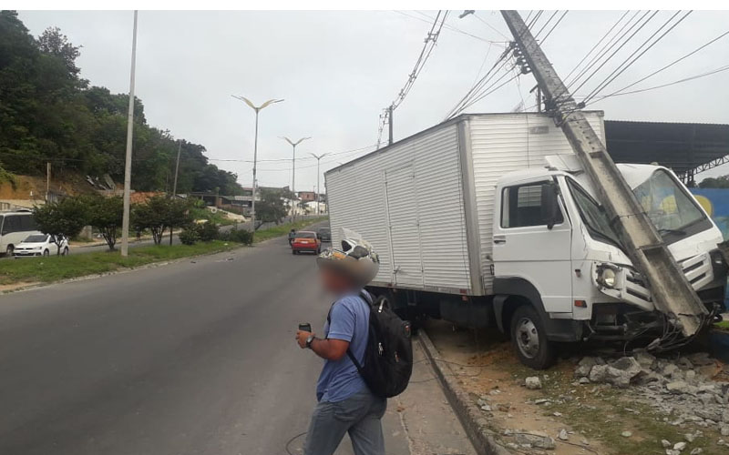 Sem freio, caminhão desce ladeira e derruba poste em avenida de Manaus
