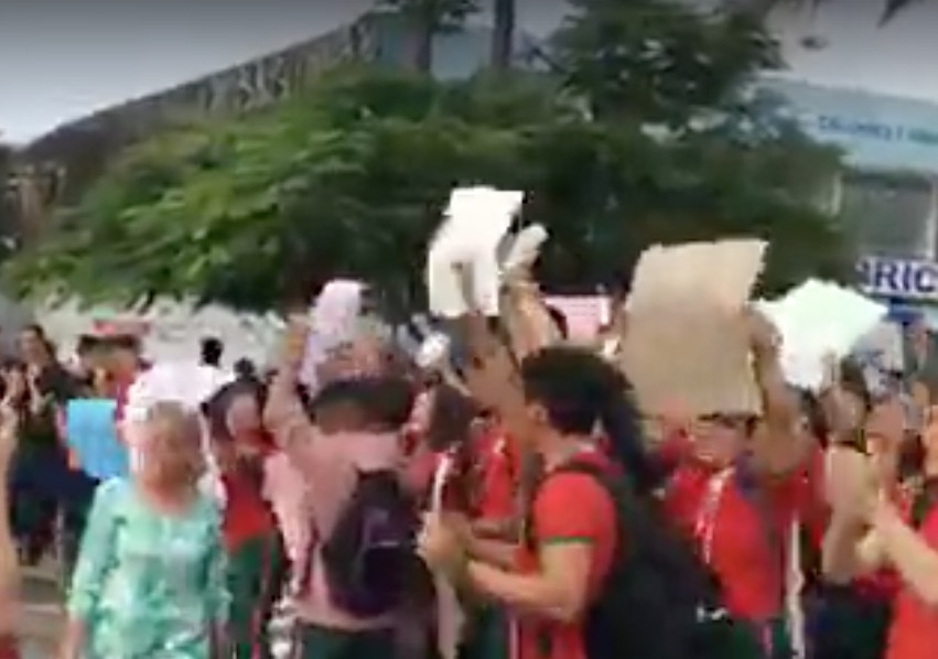 Estudantes protestam e pedem saída de professor suspeito de assediar alunas em Manaus