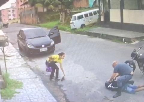 Enquanto chegava em casa, PM surpreende homem roubando mulher em Manaus