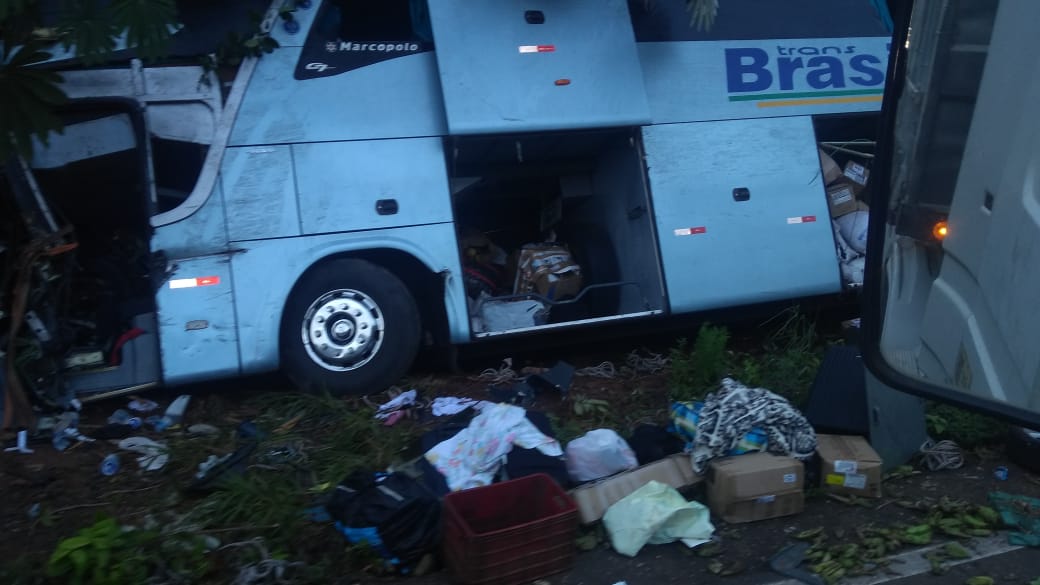 Motorista fica ferido após ônibus com 28 pessoas colidir com caminhão na BR-174