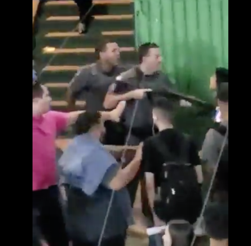 Policial que empurrou jovem com a arma em escola é afastado