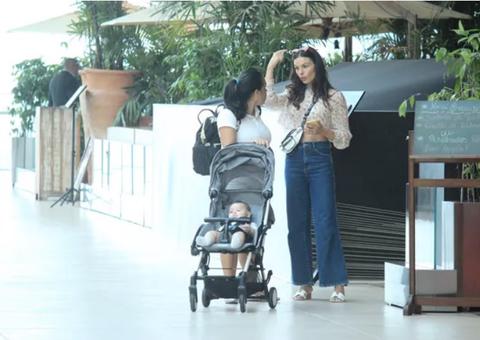 Isis Valverde é flagrada pela 1ª vez com filho Rael; veja fotos