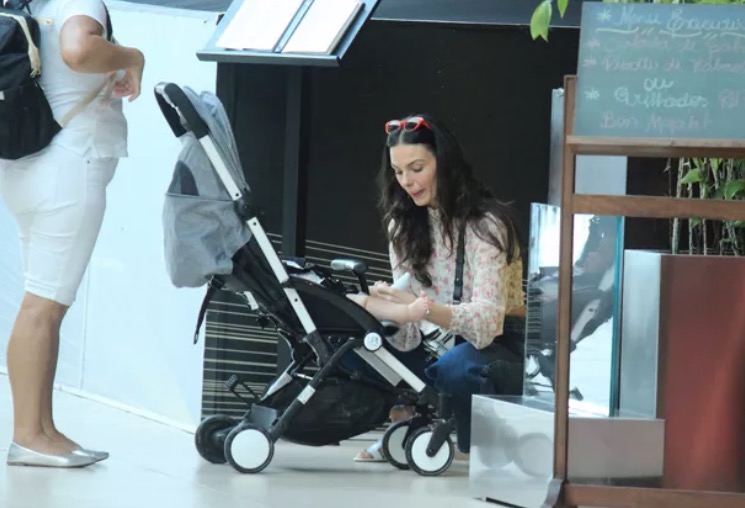 Isis Valverde é flagrada pela 1ª vez com filho Rael; veja fotos