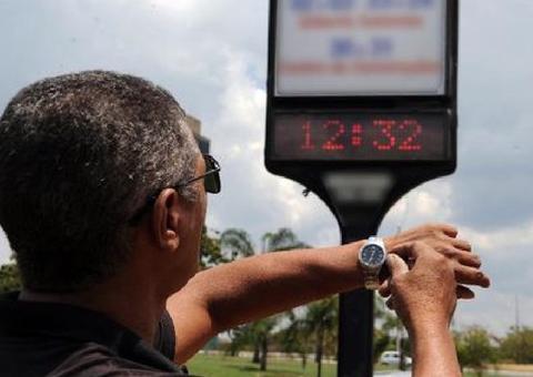 Bolsonaro decreta fim do horário de verão no Brasil