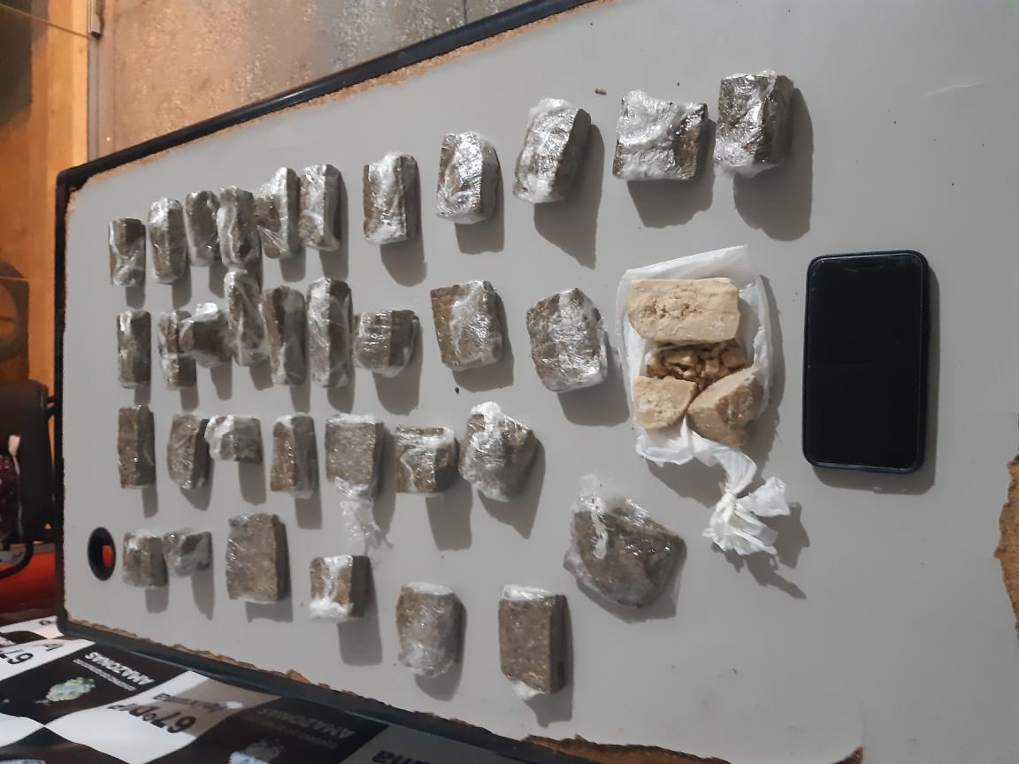 Jovem é presa com 2 kg de drogas dentro de barco no Amazonas 