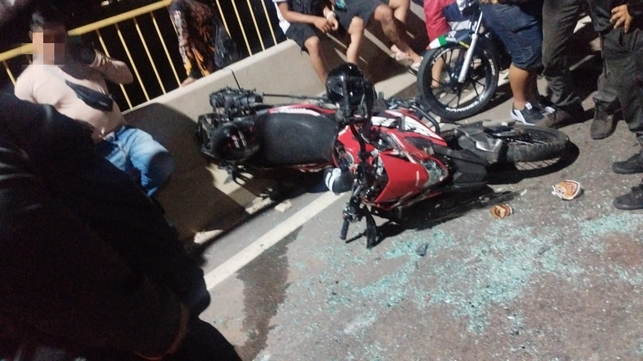 Motociclista é arremessado ao colidir com carro na Ponte Rio Negro