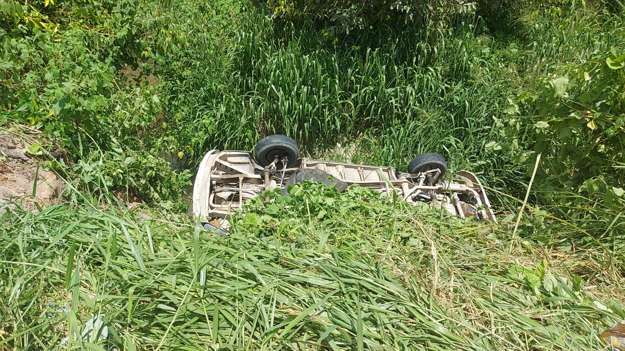 Motorista perde o controle em curva e Kombi capota com 8 pessoas em Manaus