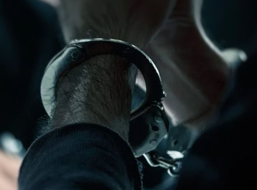 Fugitivo é preso enquanto "passeava" em beco no Coroado