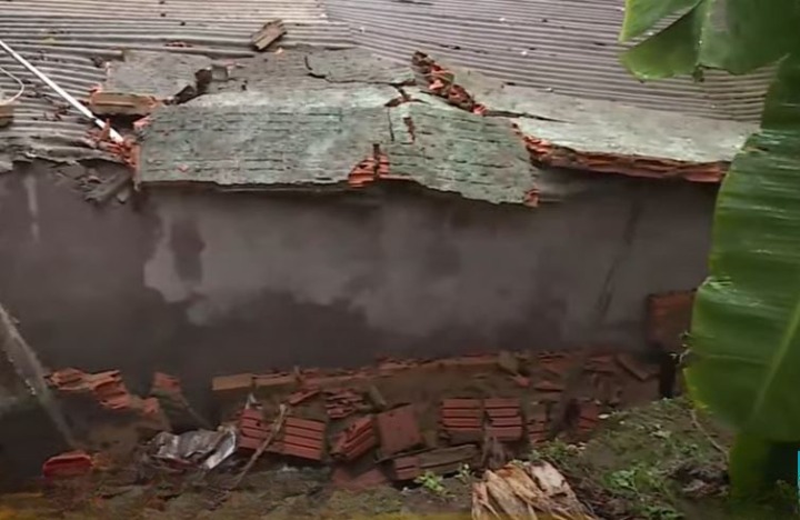 Muro desaba sobre casa e quase soterra família durante temporal em Manaus