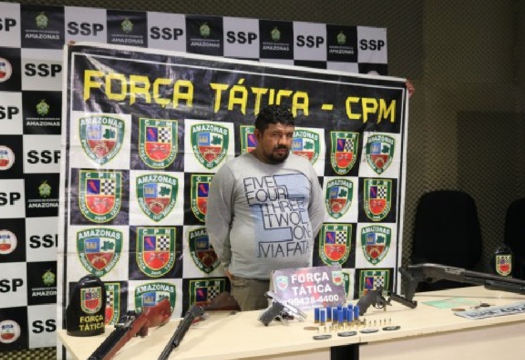  Em Manaus, homem é preso indo entregar 5 armas em área de invasão