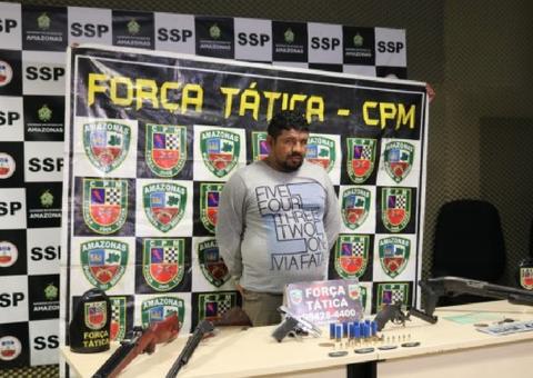  Em Manaus, homem é preso indo entregar 5 armas em área de invasão