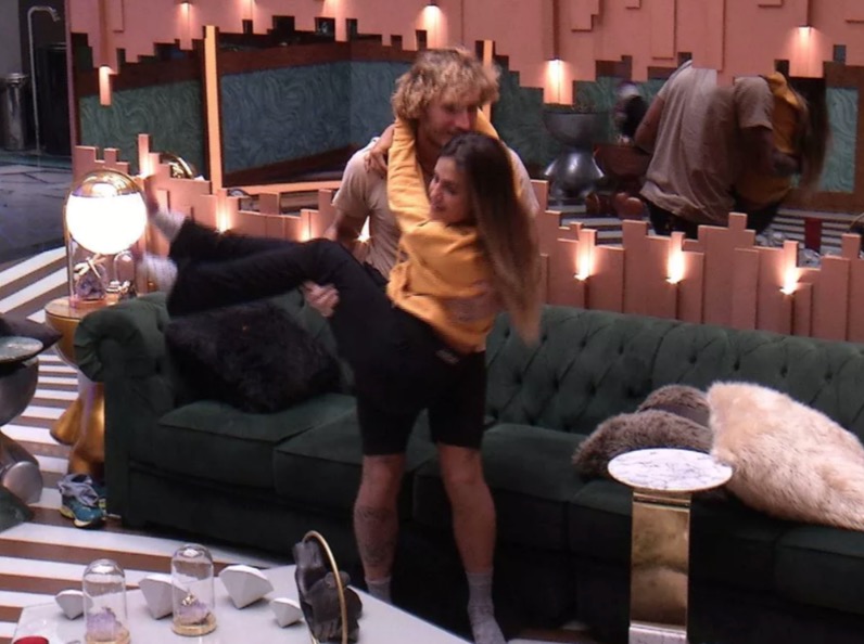  BBB19: Após passar 22 h em prova, Alan carrega Carolina no colo
