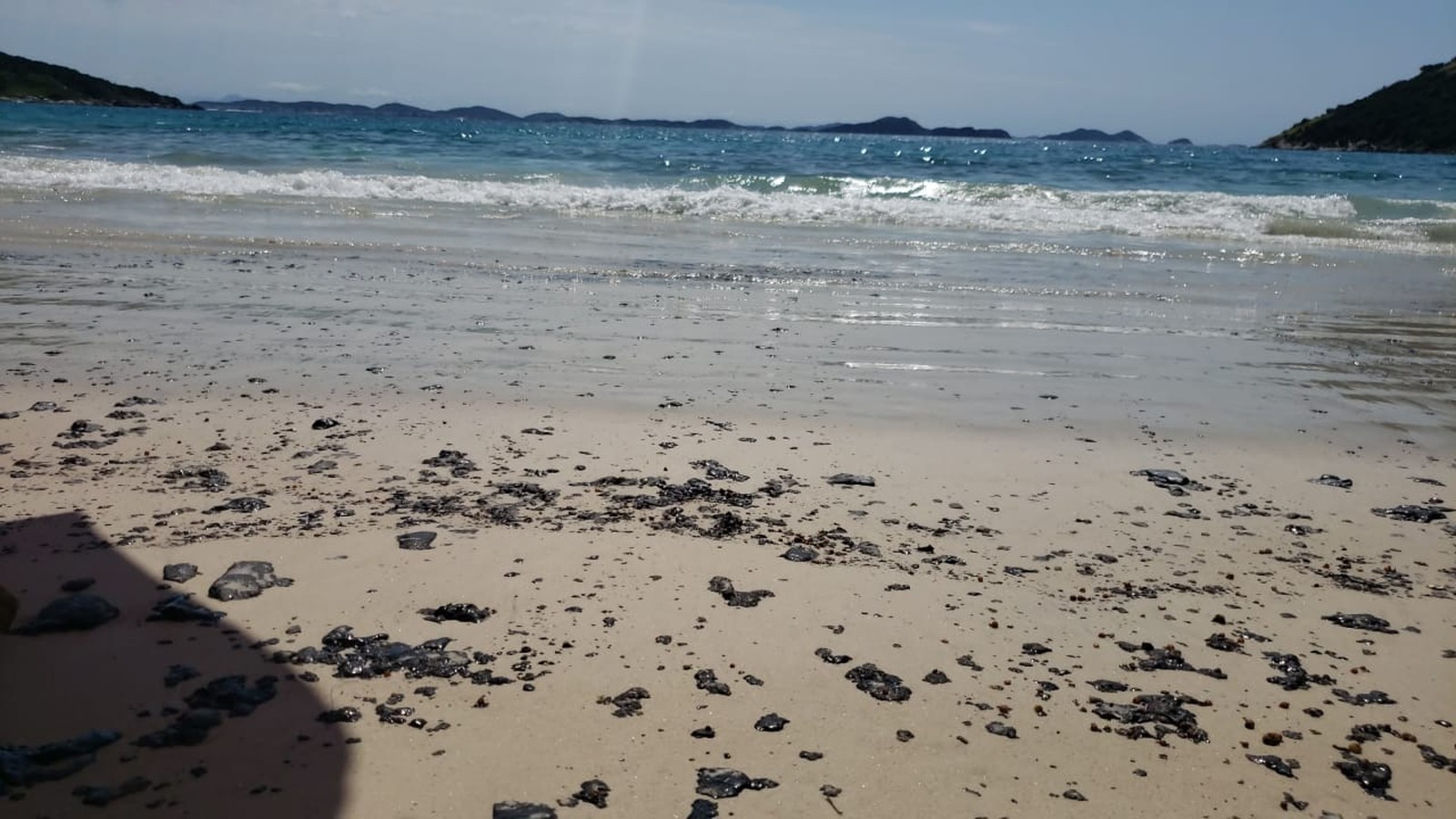 Óleo que vazou em praias turísticas da Região dos Lagos no Rio é da Petrobras