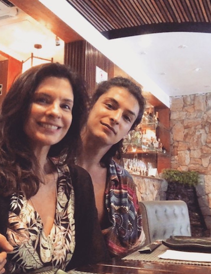 Helena Ranaldi posta foto com filho e semelhança impressiona seguidores: 'xerox'