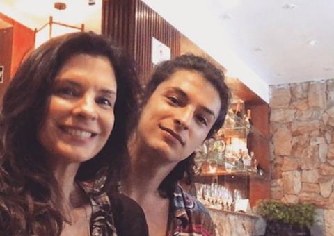 Helena Ranaldi posta foto com filho e semelhança impressiona seguidores: 'xerox'