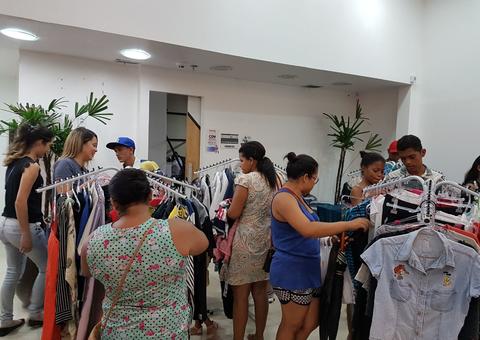 Com roupas a preços populares, Varal Sustentável movimenta fim de semana em shopping de Manaus