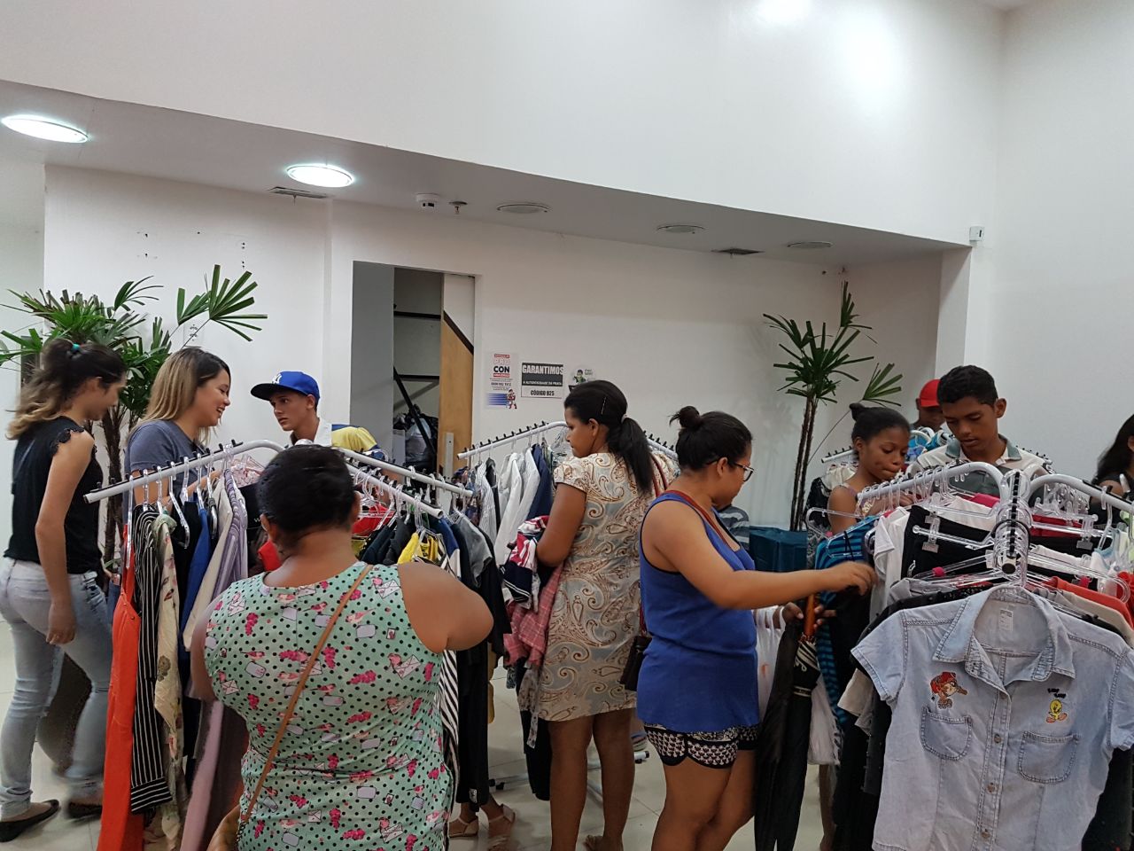 Com roupas a preços populares, Varal Sustentável movimenta fim de semana em shopping de Manaus