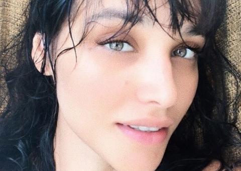 Débora Nascimento exibe corpão em dia de praia