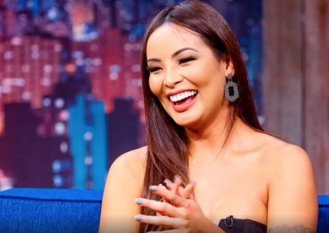 Carol Nakamura diz que teve dor de barriga antes de beijar Henri Castelli