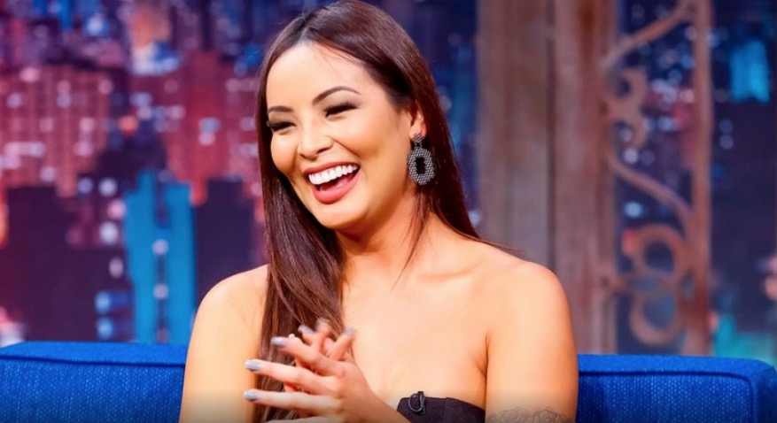 Carol Nakamura diz que teve dor de barriga antes de beijar Henri Castelli