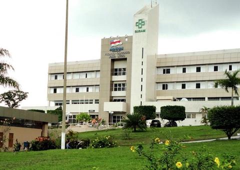 Com faca cravada na cabeça, homem é abandonado morto em hospital de Manaus