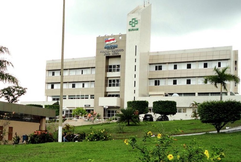 Com faca cravada na cabeça, homem é abandonado morto em hospital de Manaus