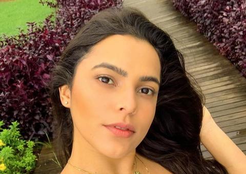 Emilly Araújo mostra barriga sarada em Fernando de Noronha
