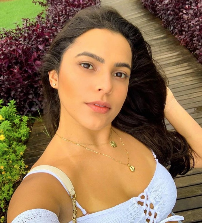 Emilly Araújo mostra barriga sarada em Fernando de Noronha
