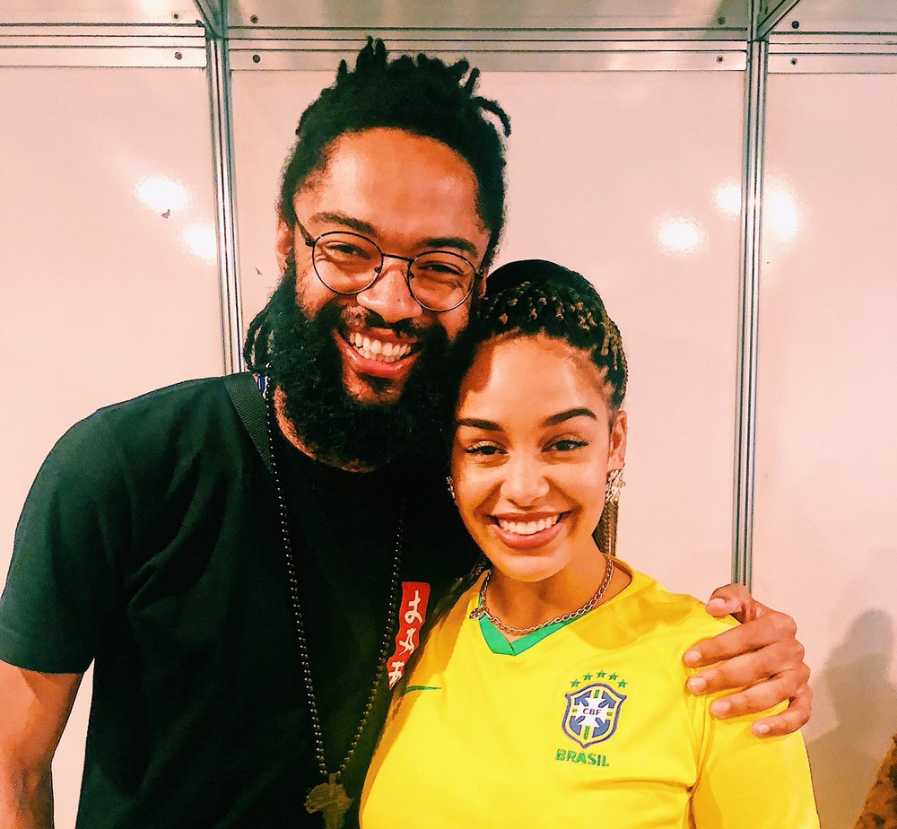 Irmão de Emicida é xingado de 'macaco' por segurança da banda Kings Of Leon no Lollapalooza