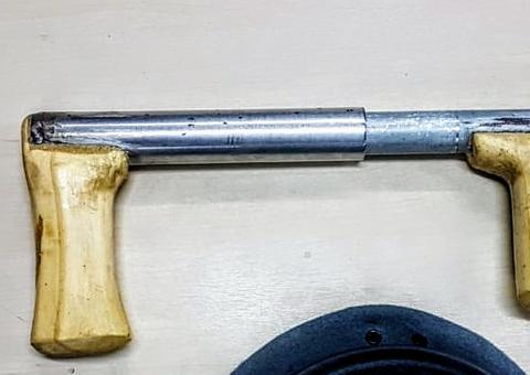 Com arma caseira, jovem é apreendido enquanto passeava por rua de Manaus