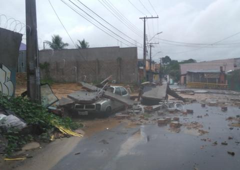 Muro de terreno desmorona sobre carro durante forte chuva em Manaus