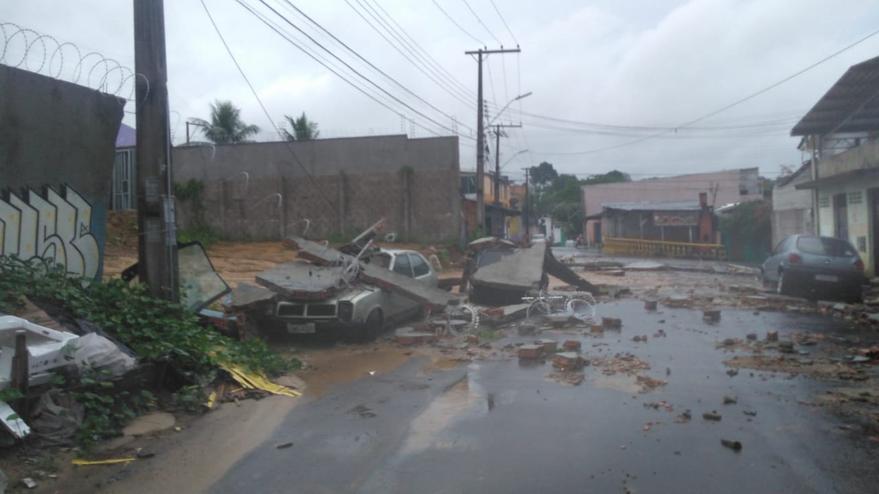 Muro de terreno desmorona sobre carro durante forte chuva em Manaus