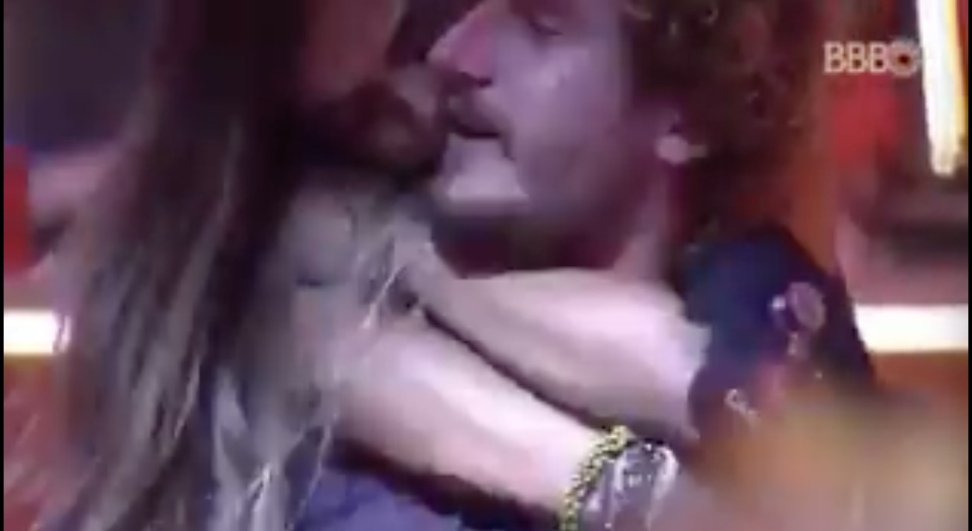 BBB19: Com atração à flor da pele, Carol e Alan trocam carinhos durante festa