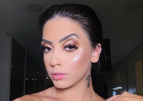   MC Mirella reata namoro e posa de calcinha levando apalpada de funkeiro