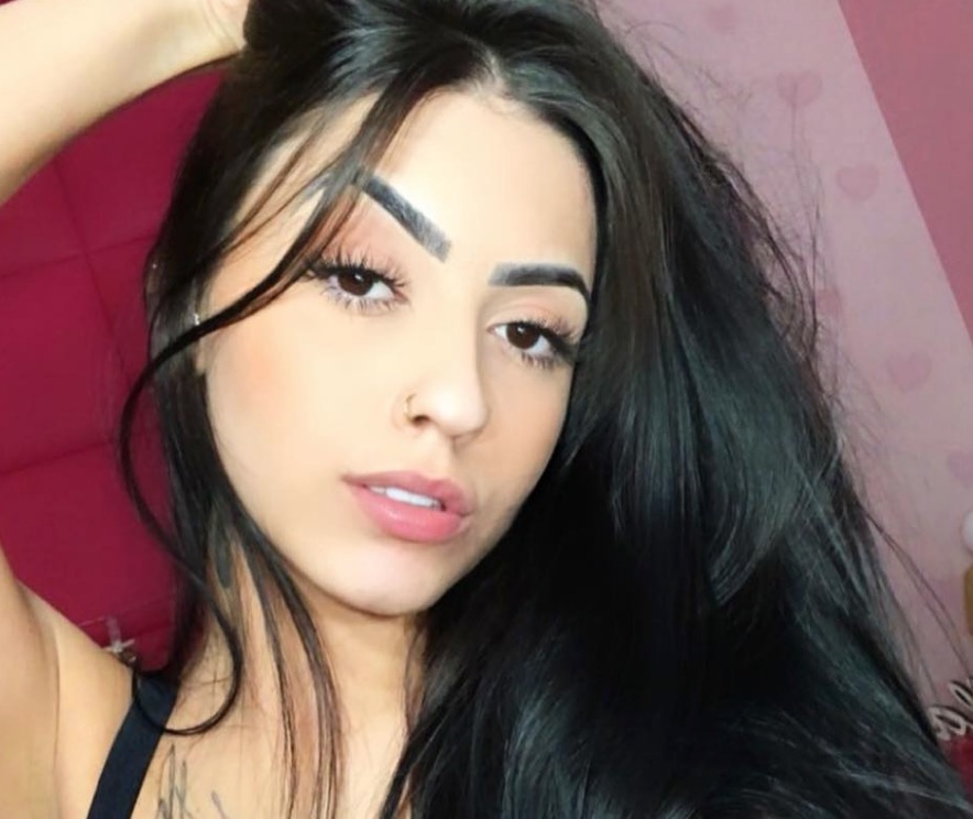 Com seios à mostra, Mc Mirella rebola de fio-dental em varanda de hotel