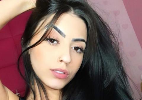 Com seios à mostra, Mc Mirella rebola de fio-dental em varanda de hotel